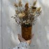 collaboration-artistses-francaises-landes-decoration-vase-en-resine-recyclee-de-planche-de-surf-et-fleurs-sechees-francaises