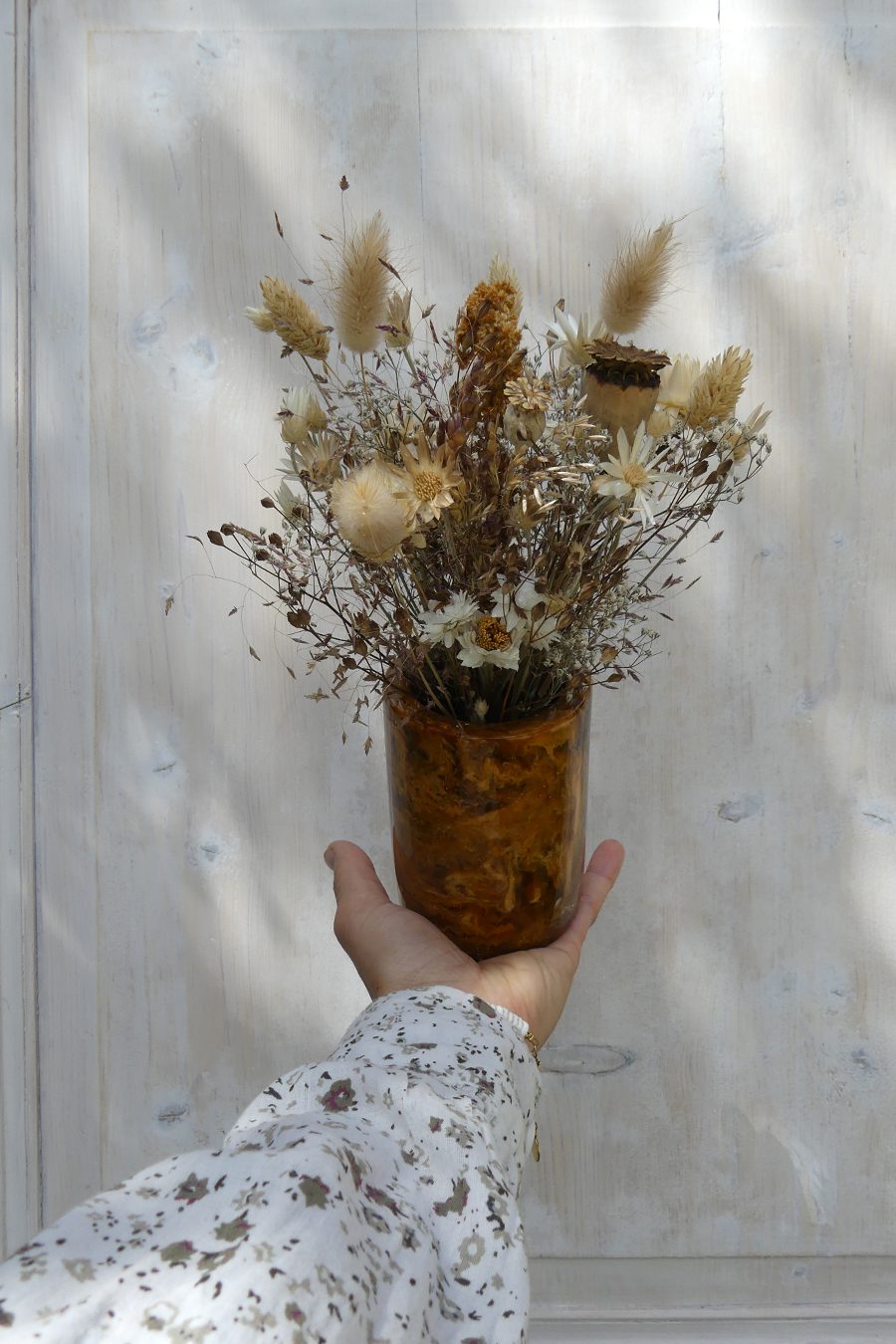collaboration-artistses-francaises-landes-decoration-vase-en-resine-recyclee-de-planche-de-surf-et-fleurs-sechees-francaises