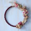 décoration-murale-creation-fleurs-sechees-suspension-murale-base-macrame-rose-bordeau décoration-murale-creation-fleurs-sechees-suspension-murale-base-macrame-rose-bordeau