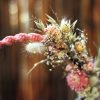 decoration-murale-demi-couronne-macrame-et-fleurs-sechees-francaises-artisanat