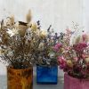 decoration-vase-en-resine-de-planche-de-surf-recycle-et-fleurs-sechees-francaises-creaion-eco-responsable-collaboration-artistes