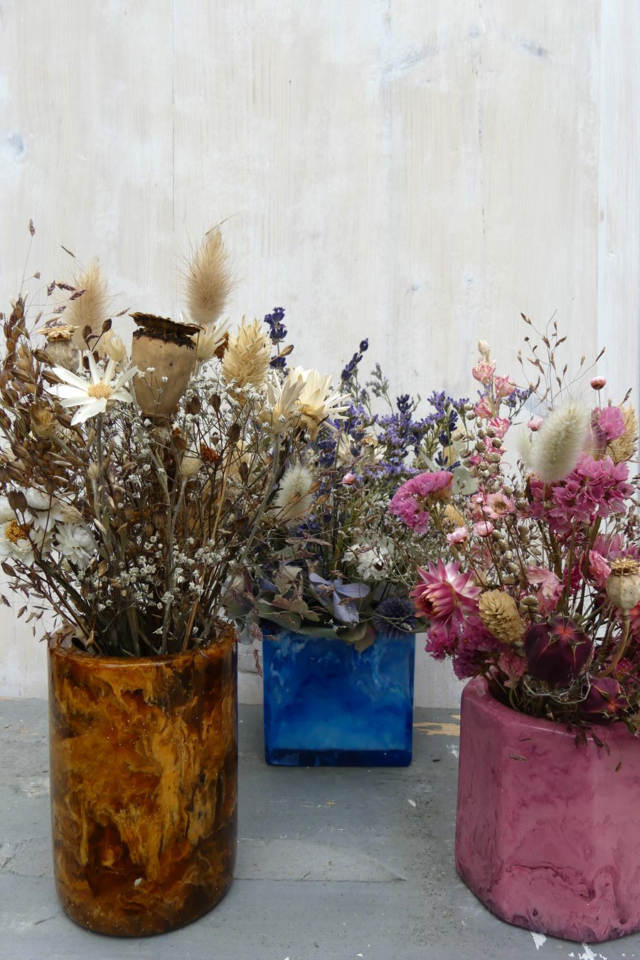 decoration-vase-en-resine-de-planche-de-surf-recycle-et-fleurs-sechees-francaises-creaion-eco-responsable-collaboration-artistes