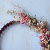 collection-capsule-demi-couronne-de-fleurs-sechees-base-macrame-suspension-murale collection-capsule-demi-couronne-de-fleurs-sechees-base-macrame-suspension-murale