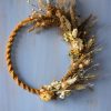 collab-demi-couronne-de-fleurs-sechees-collaboration-nokomis-deco-et-mon-aloha-suspension-fleurs-sechees-macrame collab-demi-couronne-de-fleurs-sechees-collaboration-nokomis-deco-et-mon-aloha-suspension-fleurs-sechees-macrame