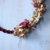 demi-couronne-de-fleurs-sechees-creation-artisanale-base-en-macrame-boredeau-rose