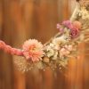 demi-couronne-de-fleurs-sechees-macrame-suspension-murale-collaboration-creatrices