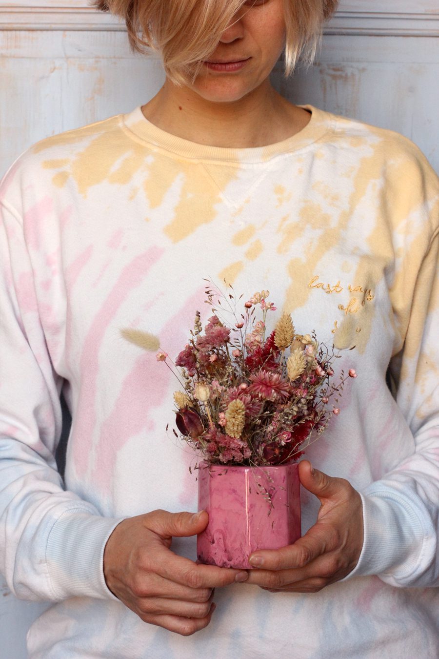 pot-de-fleurs-sechees-resine-de-planche-de-surf-upcyclee-collaboration-artistes