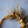 suspension-murale-fleurs-sechees-decoration-interieure-collaboration-artistes-creatrices