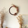 suspension-murale-fleurs-sechees-francaises-et-macrame-decoration-interieure