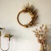 suspension-murale-fleurs-sechees-macrame-decoration-interieure-teintes-jaune-moutarde