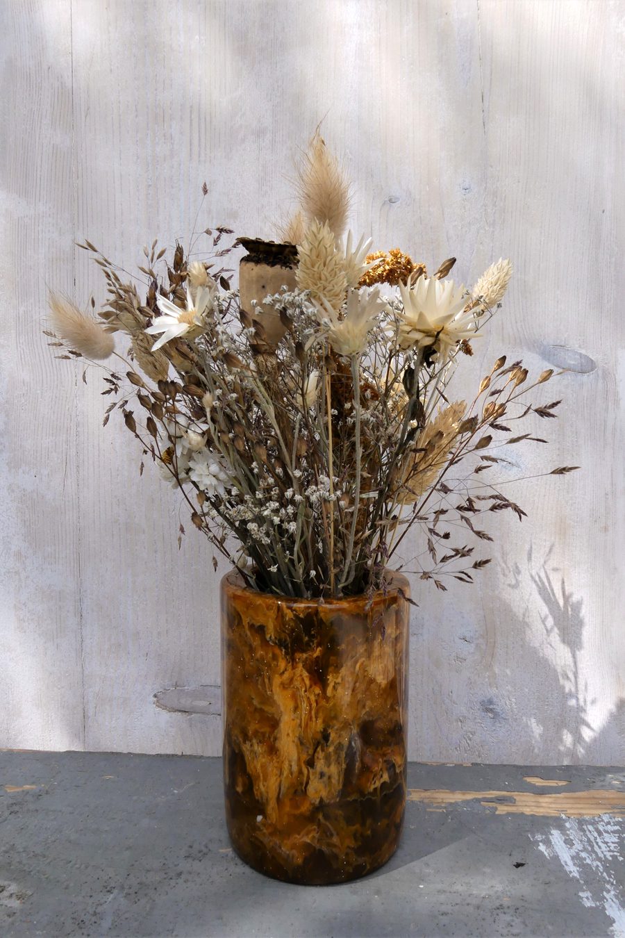 vase-en-resine-de-planche-de-surf-decore-de-fleurs-sechees-francaises-artisanat-collaboration-artistes-landes