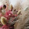 vase-en-resine-de-planche-de-surf-recycle-et-fleurs-sechees-collaboration-artistes-francaises-arisanat