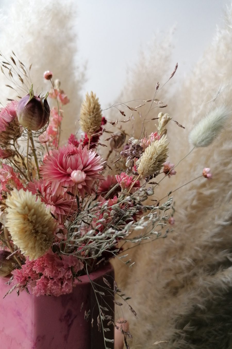 vase-en-resine-de-planche-de-surf-recycle-et-fleurs-sechees-collaboration-artistes-francaises-arisanat