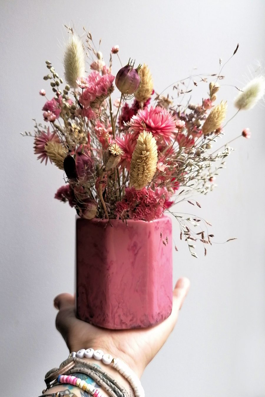 vase-en-resine-recycle-et-fleurs-sechees-francaises-creation-decoration-interieure-objet-artisanale